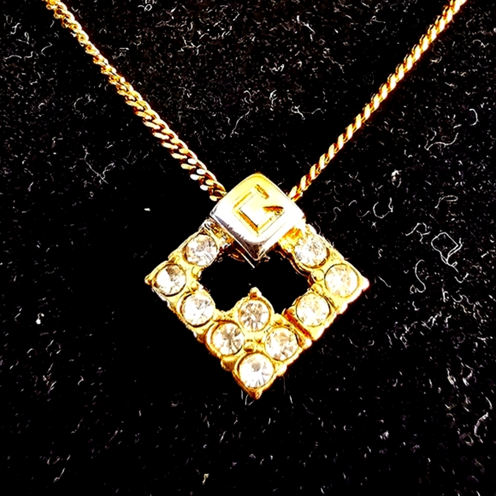 โจ๏ธGivenchy G Logo Vintage Gold Tone & Crystal Pendant Necklaceโจ๏ธ - Picture 4 of 11
